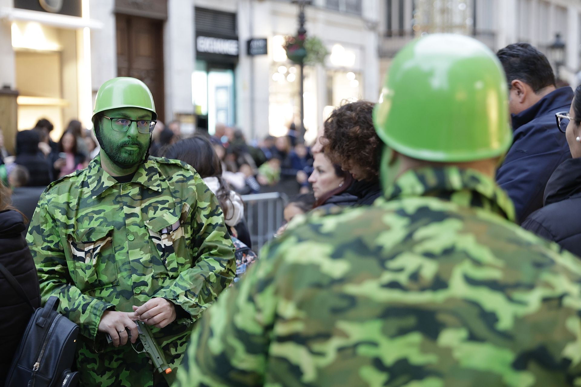 El Carnaval de Málaga sale a la calle: disfraces y la Batalla de las Flores