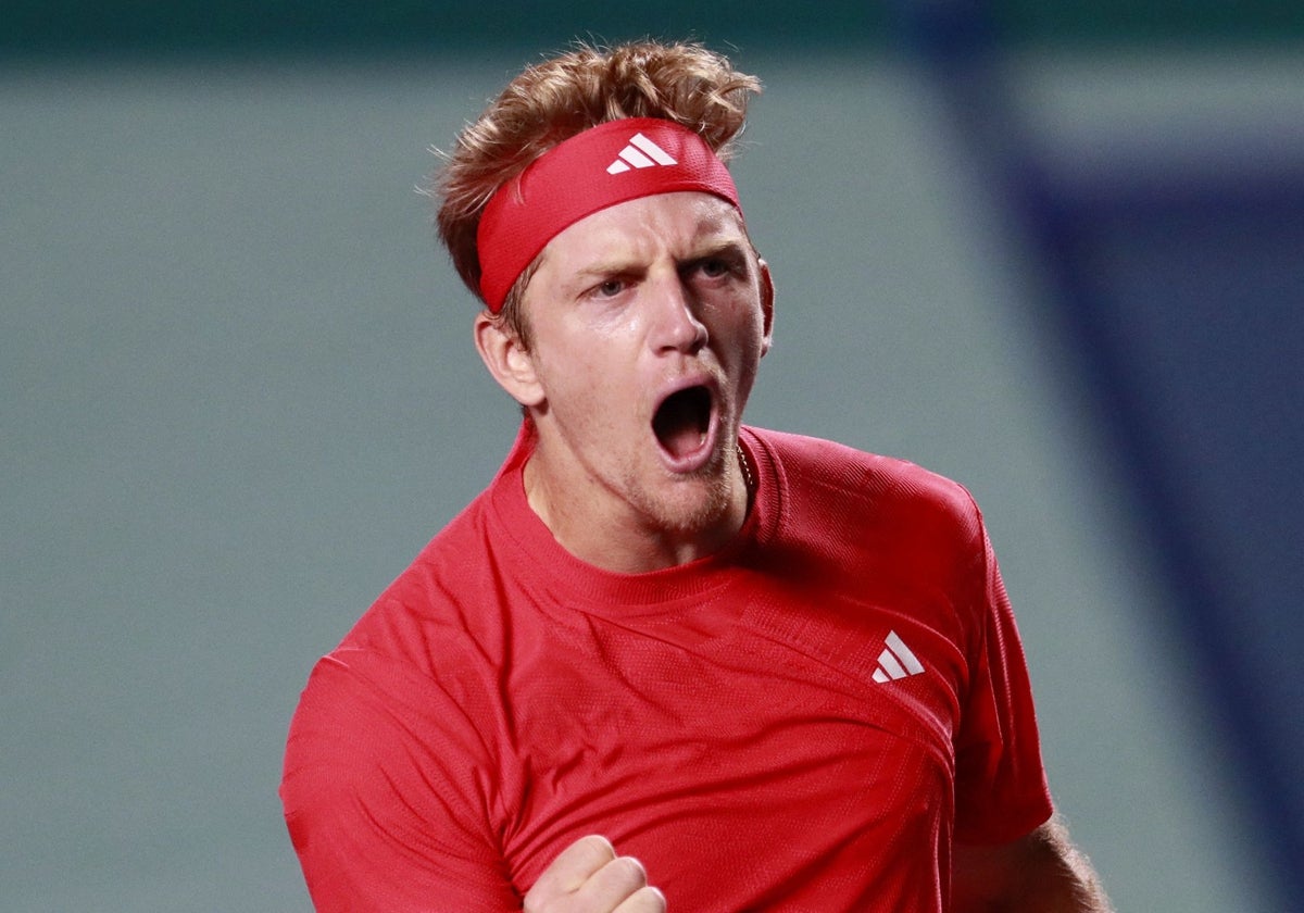 Alejandro Davidovich cierra el puño y celebra su victoria ante Shapovalov.