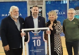 Cabezas, junto a sus padres durante el homenaje.