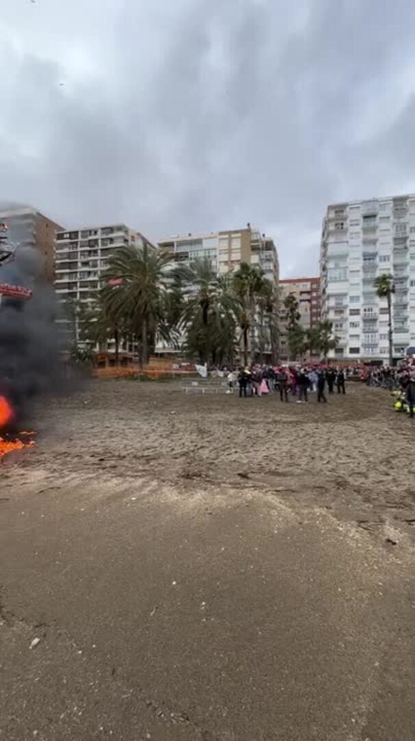 Málaga entierra al boquerón y despide un gran carnaval pese a la lluvia