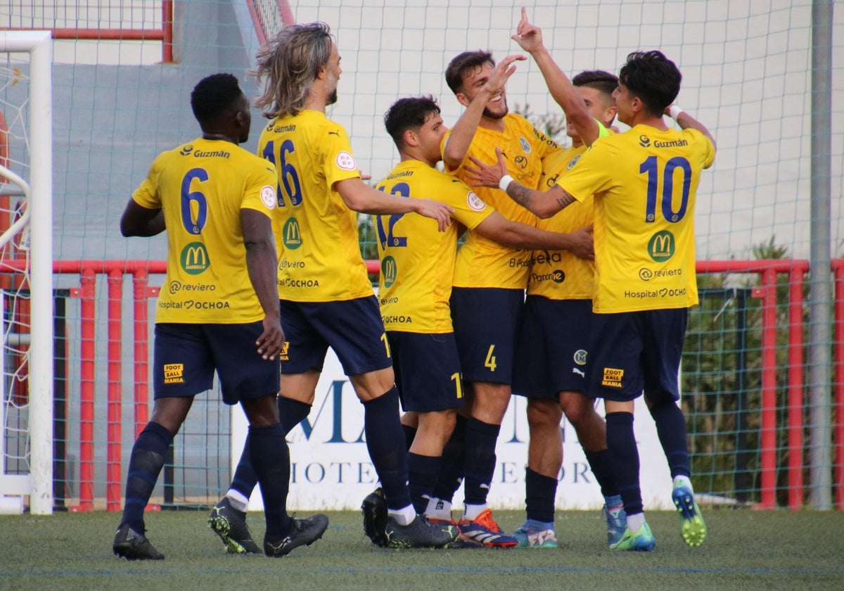 Los jugadores del Marbellí celebran uno de los tantos logrados ante El Palo.