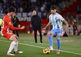 Kevin, defendido por Selvia Clua, en el duelo del sábado en Almería.