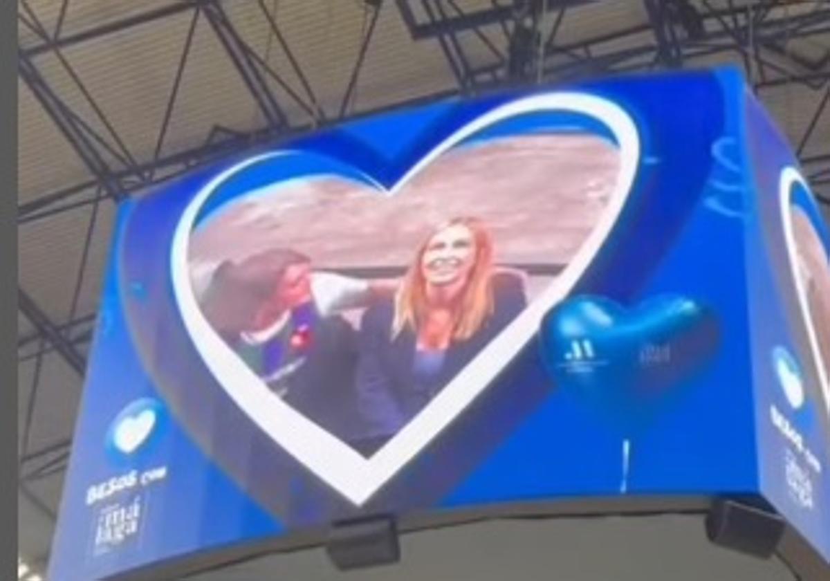 Salva Reina y Kira Miró demuestran su amor en la 'kiss cam' del Carpena