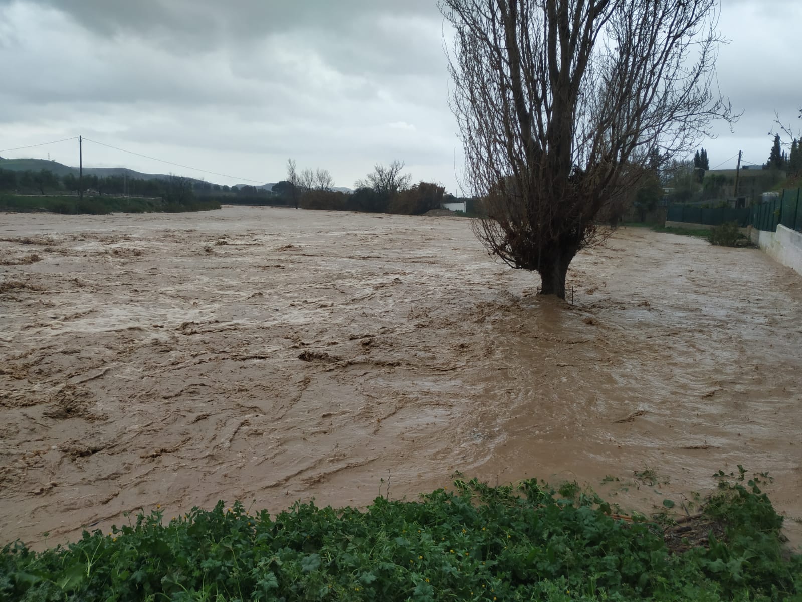 El 112 gestiona 35 incidencias por la lluvia en Málaga este lunes