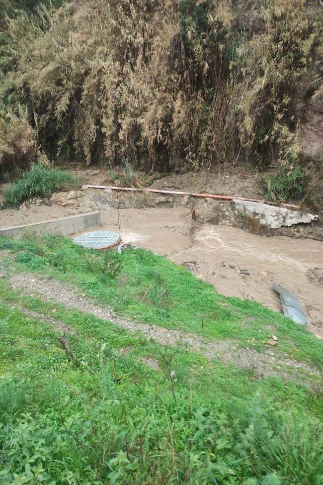 Así se encuentra el agua del río.