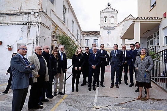 La consejera Carolina España con el CEO de Unicaja, Isidro Rubiales, el presidente de Fundación Unicaja, José M. Domínguez, y su director general, Sergio Corral, en la presentación del acuerdo que garantiza la supervivencia del asilo.