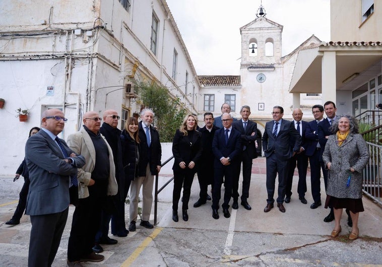 La consejera Carolina España con el CEO de Unicaja, Isidro Rubiales, el presidente de Fundación Unicaja, José M. Domínguez, y su director general, Sergio Corral, en la presentación del acuerdo que garantiza la supervivencia del asilo.