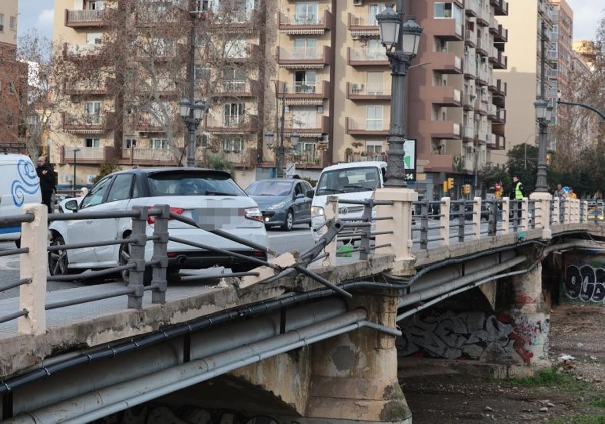 Caos de tráfico en Málaga por un accidente en el puente de La Goleta