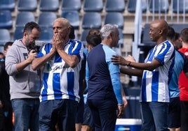 Darío Silva y Dely Valdés, junto a Sergio Pellicer, con las camisetas 'vintage' que vestirá el Málaga este domingo ante el Cádiz.