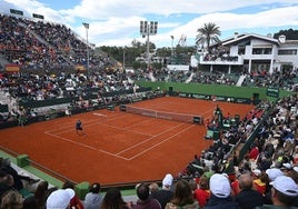 Panorámica de la pista Manolo Santana de Puente Romano, en la eliminatoria España-Rumania de 2022.