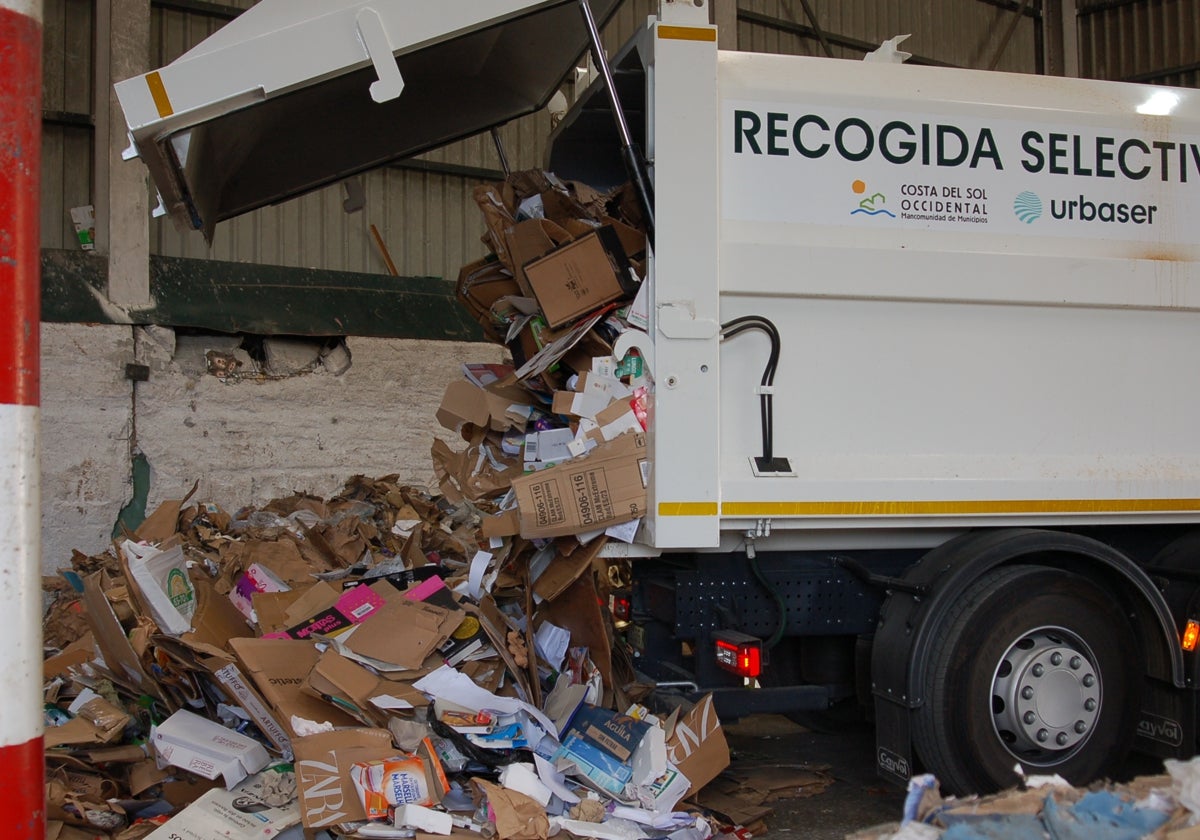 Imagen de uno de los vehículos de recogida selectiva de papel y cartón de la Mancomunidad.