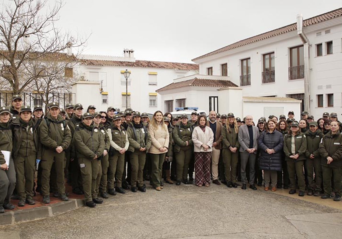 Las autoridades presentes en el acto posan con un grupo de mujeres pertenecientes al Cuerpo de Agentes de Medio Ambiente y Celadoras Forestales.