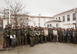 Las autoridades presentes en el acto posan con un grupo de mujeres pertenecientes al Cuerpo de Agentes de Medio Ambiente y Celadoras Forestales.