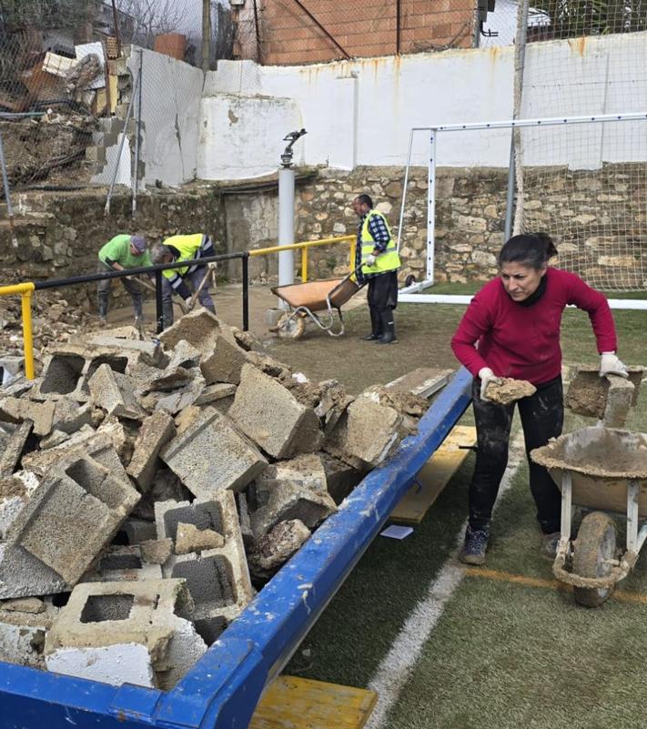 Imagen secundaria 2 - Trabajadores en el polideportivo, Juan Manuel García, limpiando con su máquina el barro y su padre, en la parcela de su hijo.