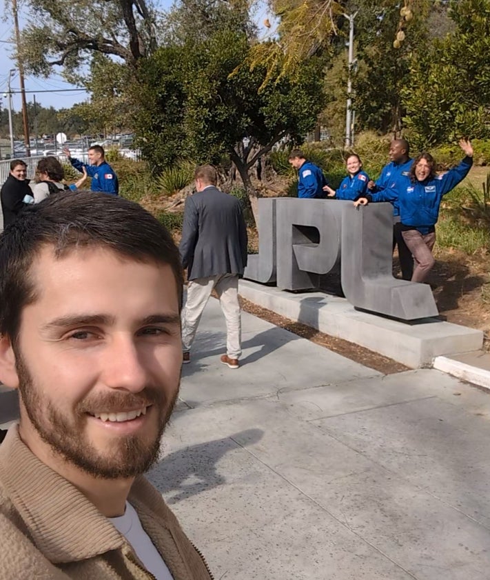 Imagen secundaria 2 - Arriba: Federico posa ante un róver expuesto en el JPL. En medio: el 'Centro del Universo', la sala de operaciones desde donde se controlan los vehículos espaciales. Abajo: El estudiante mira a cámara y detrás suya están los astronautas de la Misión Artemis II.