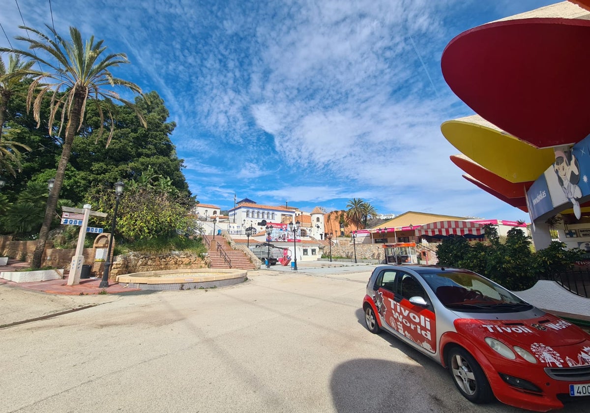 Vista del interior del parque de atracciones Tivoli.