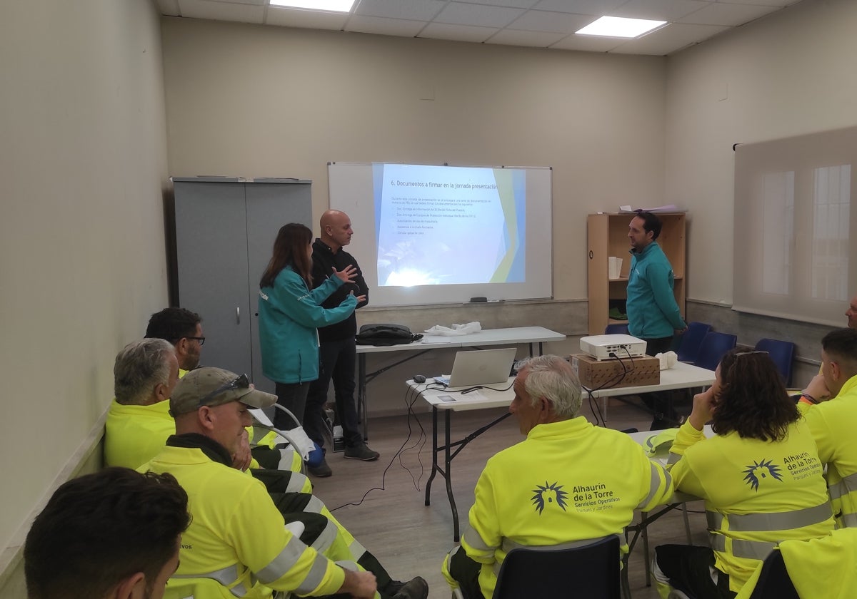 Reunión de trabajo del nuevo equipo de jardineros.