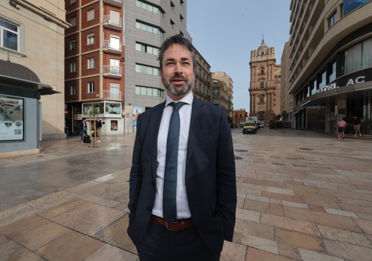 El diplomático en la calle Molina Lario, tras la entrevista.