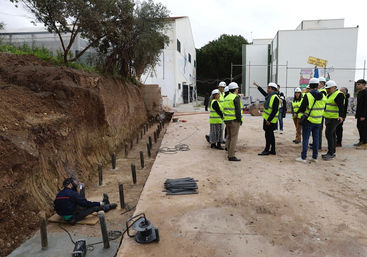 Una imagen de la visita de las autoridades a las obras de emergencia en el IES Miraflores.