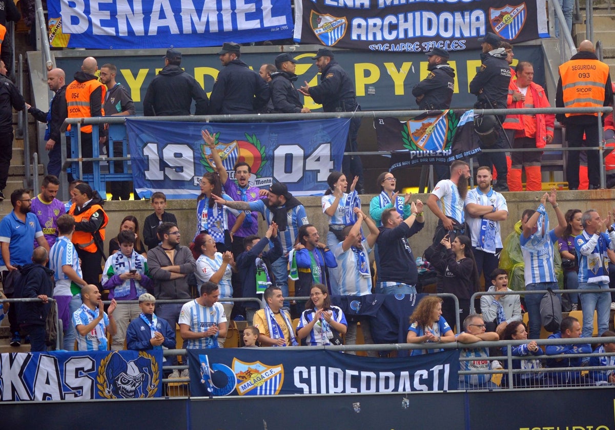 Presencia de policía en el estadio Nuevo Mirandilla, en la zona de aficionados malaguistas, con motivo del Cádiz-Málaga de la primera vuelta.