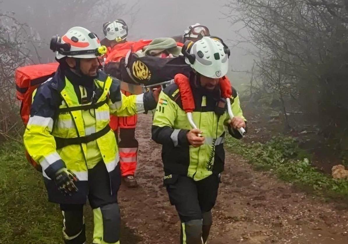 Imagen del rescate de la senderista, este lunes, en El Torcal de Antequera.