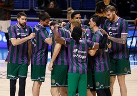 Los jugadores del Unicaja hacen piña antes de un partido.