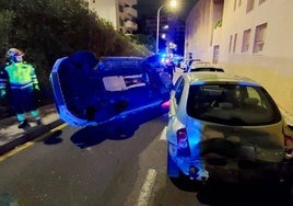 Aparatoso accidente en Torremolinos: hospitalizado tras volcar su coche al empotrarse con un turismo