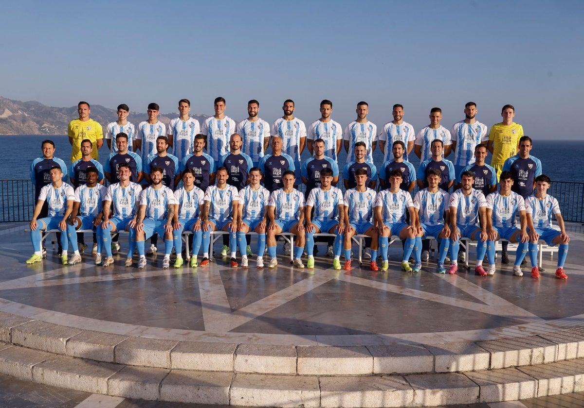 Foto oficial de la plantilla del Málaga en otoño, con 28 jugadores, en el Balcón de Europa de Nerja.