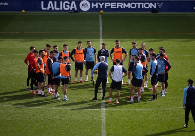 Pellicer se dirige al grupo actual en un entrenamiento reciente.