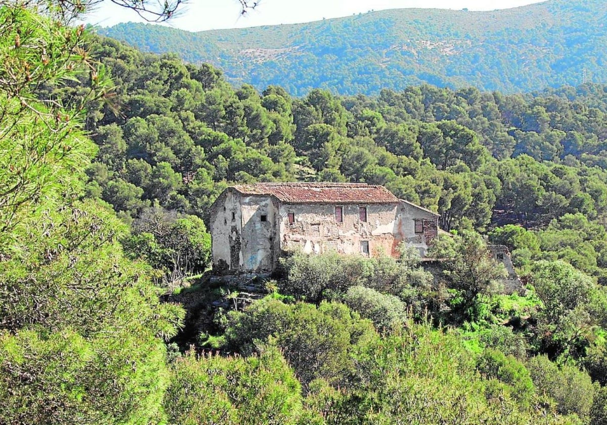 Construcción abandonada en el parque natural de Los Montes.