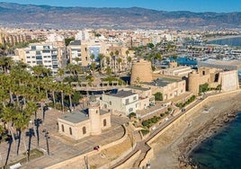 Tras darse a la fuga se inició una persecución por varias calles de Roquetas de Mar en la que el conductor ignoró señales de tráfico y semáforos.