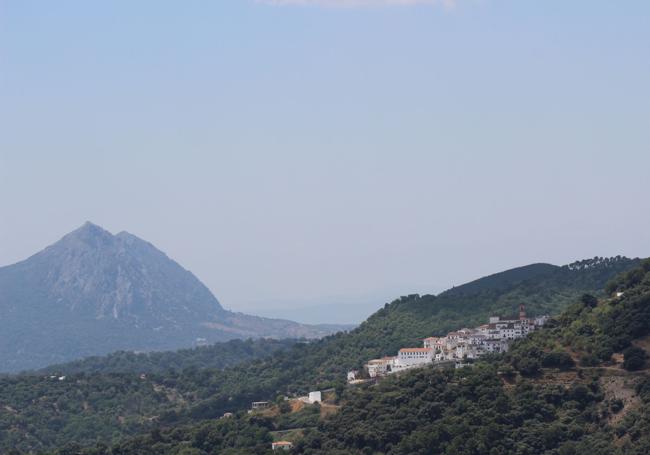 Este pueblo está situado junto a la carretera que une a Ronda con Algeciras.