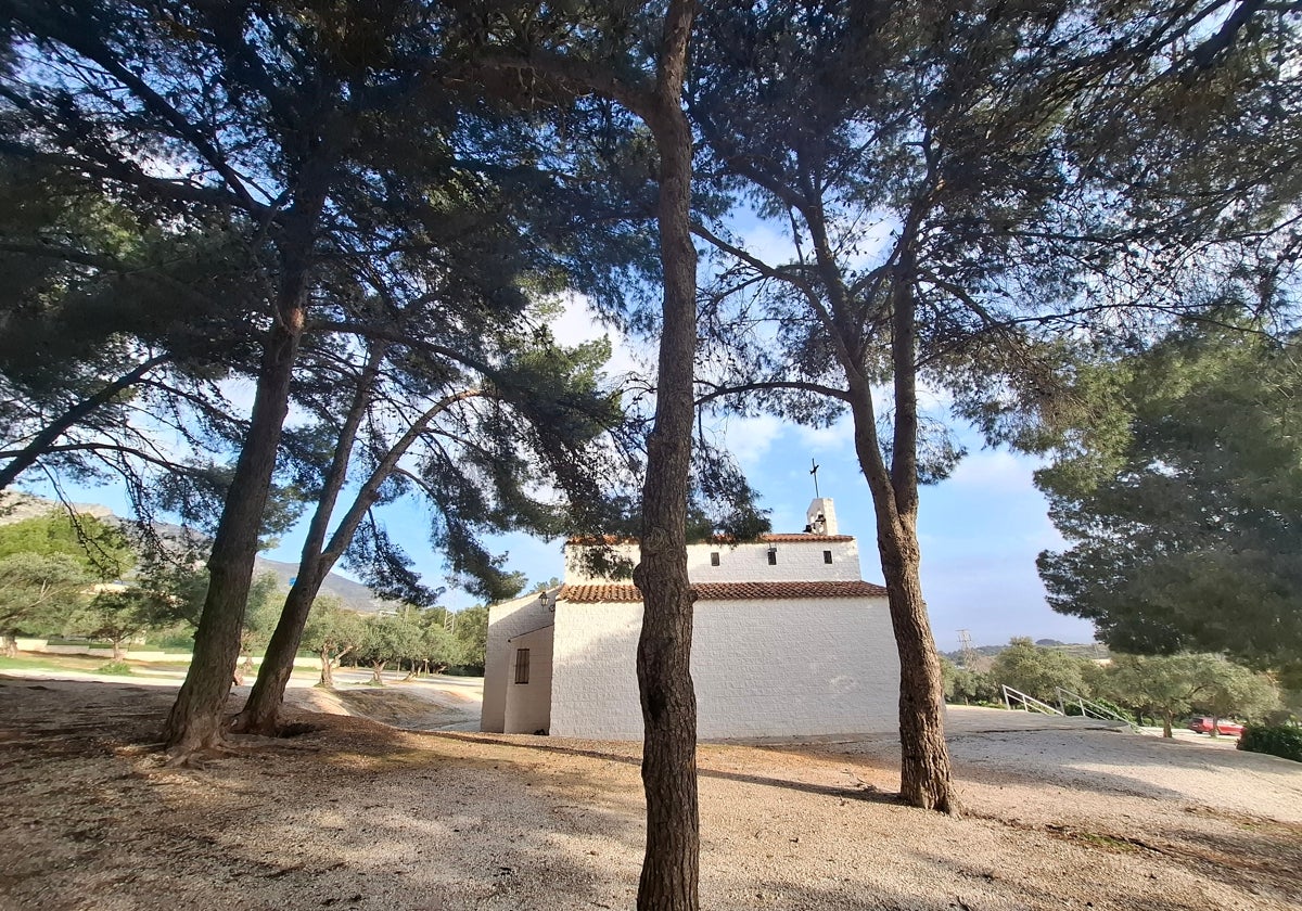 La ermita de San Miguel, a través del pinar que tiene al lado.