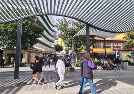 Viandantes, en la plaza Costa del Sol de Torremolinos.
