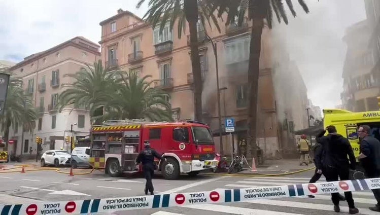 Bomberos sofocan un incendio en el restaurante La Deriva en Málaga