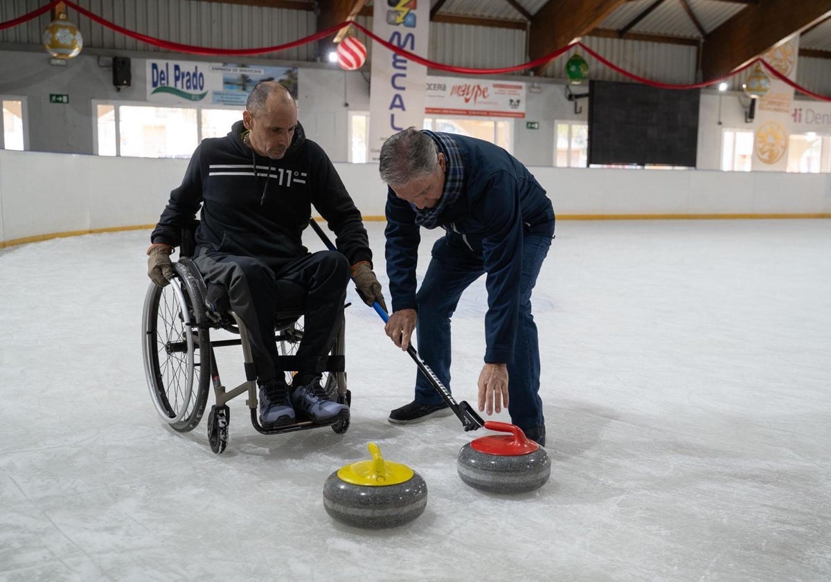 Imagen principal - En busca de jugadores para conformar un inédito equipo de curling en silla de ruedas