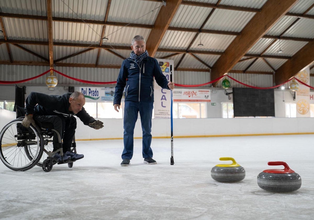 En busca de jugadores para conformar un inédito equipo de curling en silla de ruedas