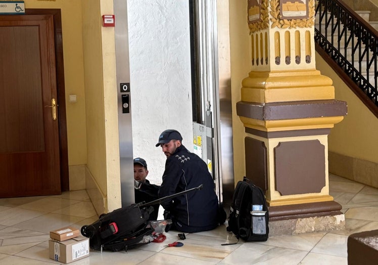 Técnicos revisan uno de los dos ascensores de la Casona, esta semana.