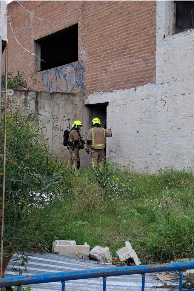 Bomberos en la zona afectada por las llamas, donde se acumula la maleza y escombros y a la que es fácil acceder.