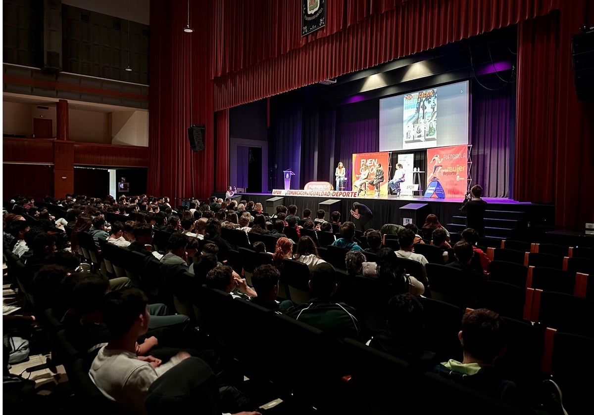 Más de 300 alumnos de Secundaria estuvieron presentes en el coloquio.