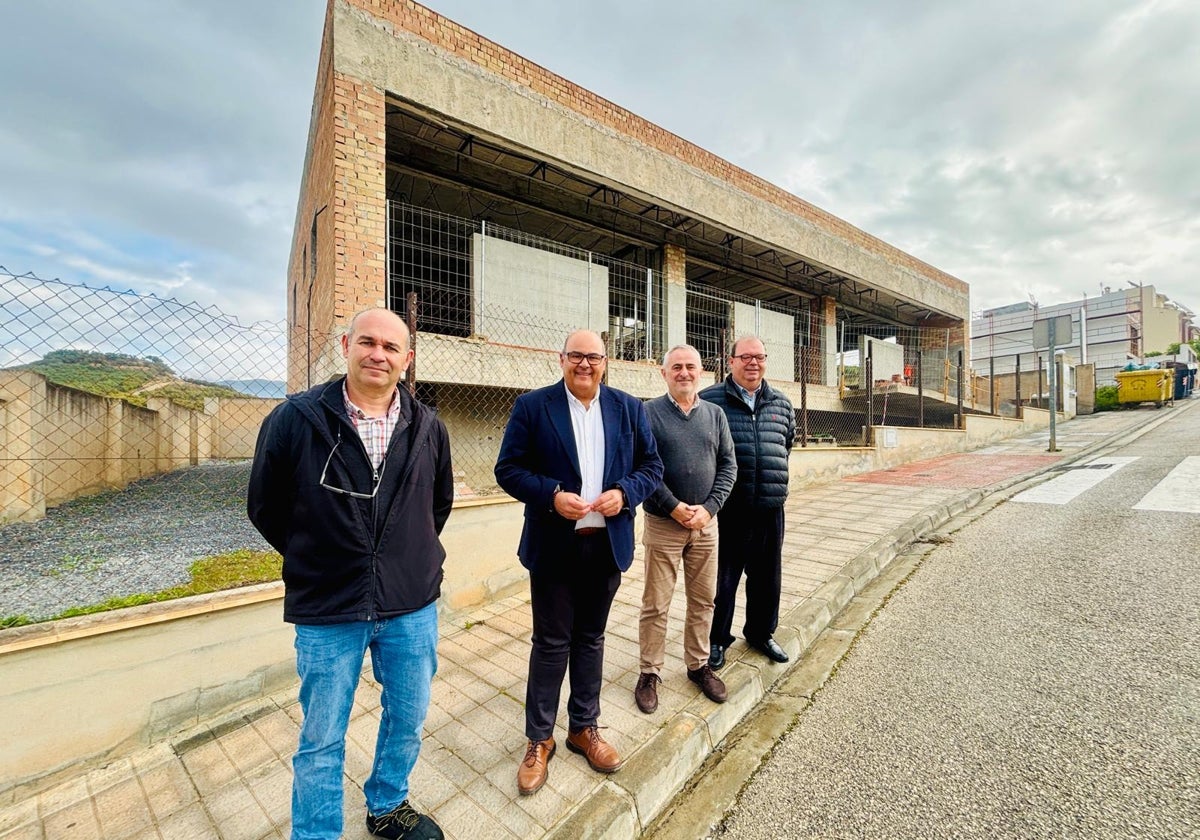 El alcalde y el edil de Edificios Municipales, con técnicos, este jueves junto al inmueble.