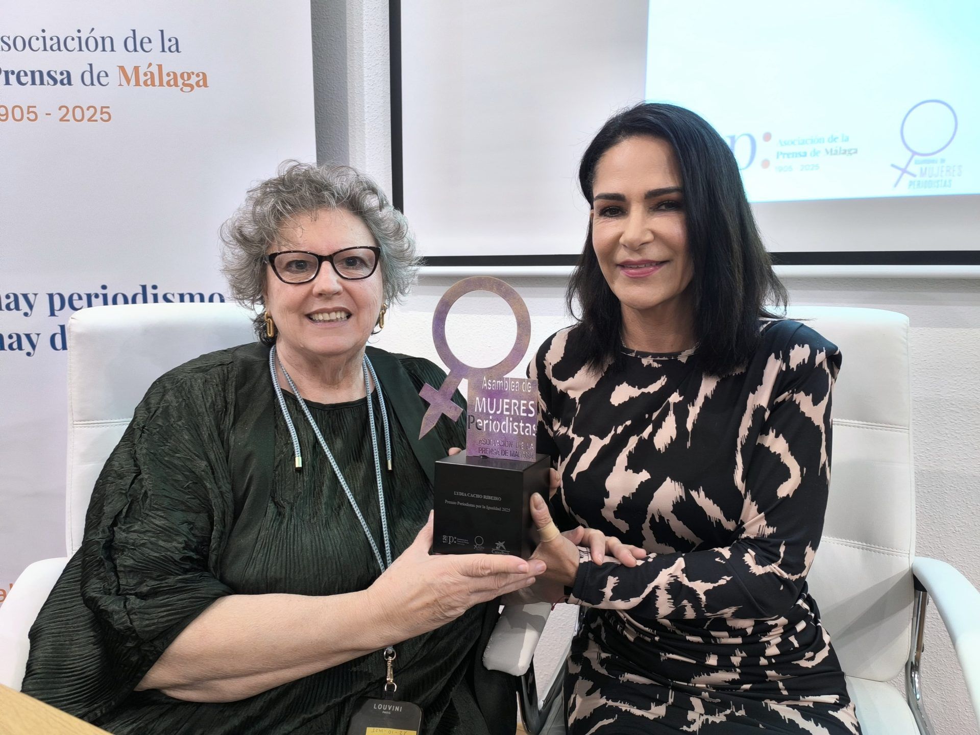 Teresa Santos, coordinadora de la Asamblea de Mujeres Periodistas de la Asociación de la Prensa de Málaga, posa con la premiada Lydia Cacho, premio Periodistas por la Igualdad 2025.