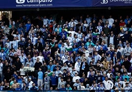 Aficionados del Málaga animan al equipo blanquiazul en La Rosaleda durante el partido frente al Almería.