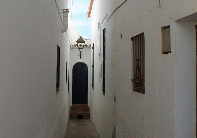 Angostas. En el pueblo de Istán hay callejones estrechos que dan más encanto aún al recorrido a pie.