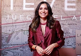 Verónica Díaz, en la alfombra roja de la presentación 'La chica de nieve 2'.