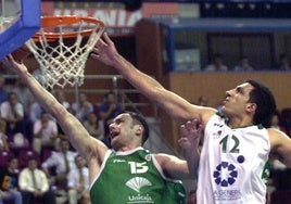 Milan Gurovic y Salva Guardia, en un partido entre el Unicaja y el desaparecido CB Granada.