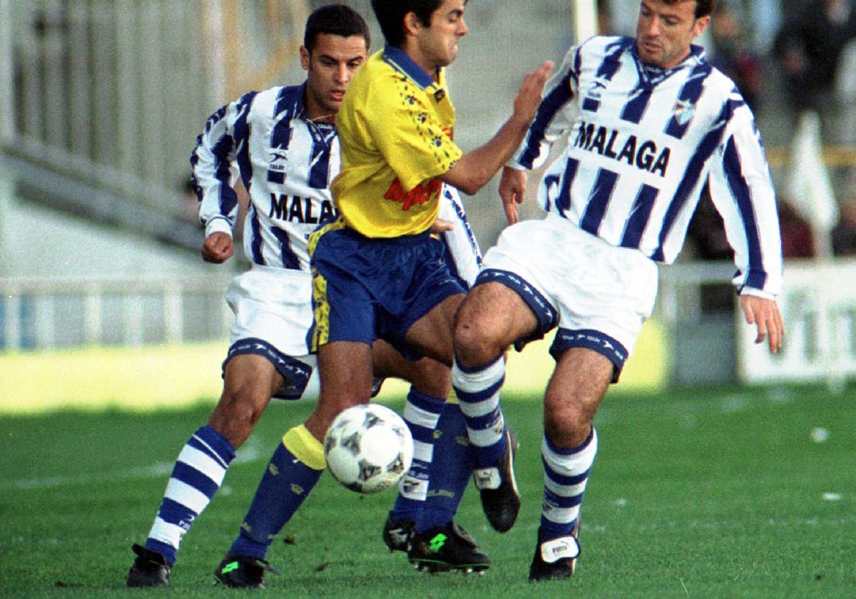 Pellicer, al fondo, durante su etapa como jugador en un partido con el Málaga frente al Cádiz.