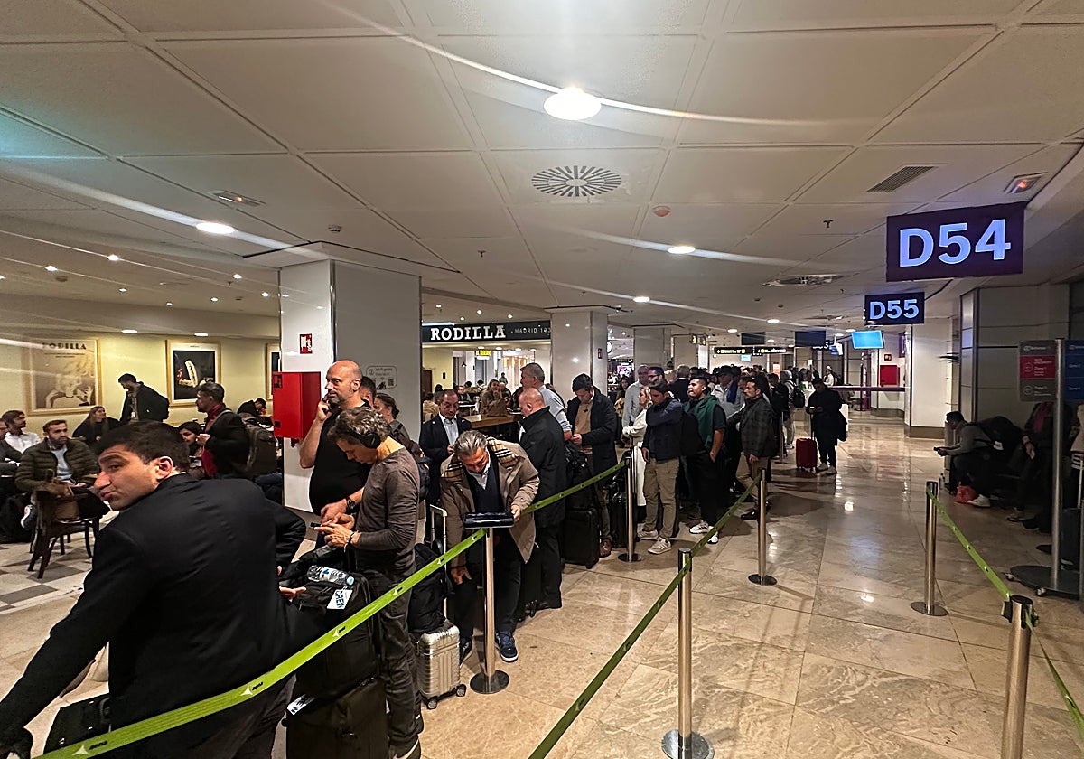 Afectados por el cambio de avión esperando en la nueva puerta de embarque.