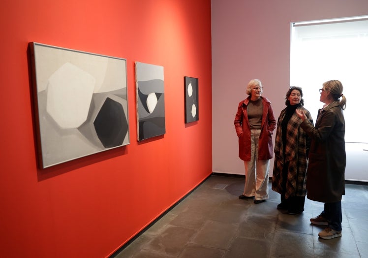 Isabel Garnelo, Isabel Tejeda e Isabel Hurley, en la galería.