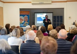 Charla en el centro de participación activa Silvestre González.